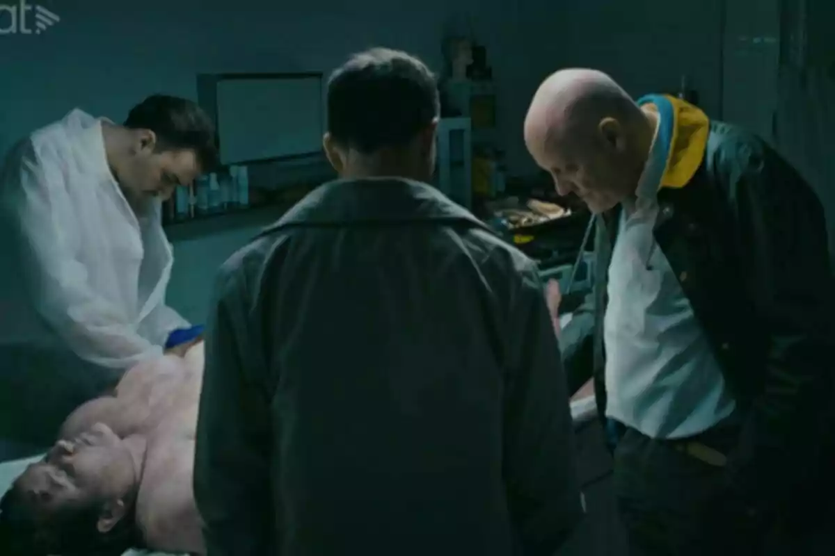 Captura de Narcís Bardalet y Manel Alías observando un cadáver en una sala de autopsias, uno de ellos está realizando un examen al cuerpo en la docuserie El Forense Captura de Narcís Bardalet y Manel Alías observando un cadáver en una sala de autopsias, uno de ellos está realizando un examen al cuerpo en la docuserie El Forense