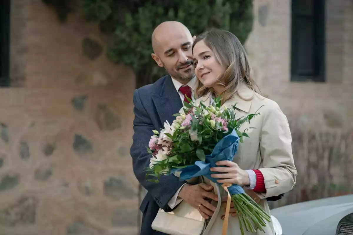 Fotografía de Natalia Sánchez y Alain Hernández abrazados con un ramo de flores en Sueños de Libertad Fotografía de Natalia Sánchez y Alain Hernández abrazados con un ramo de flores en Sueños de Libertad