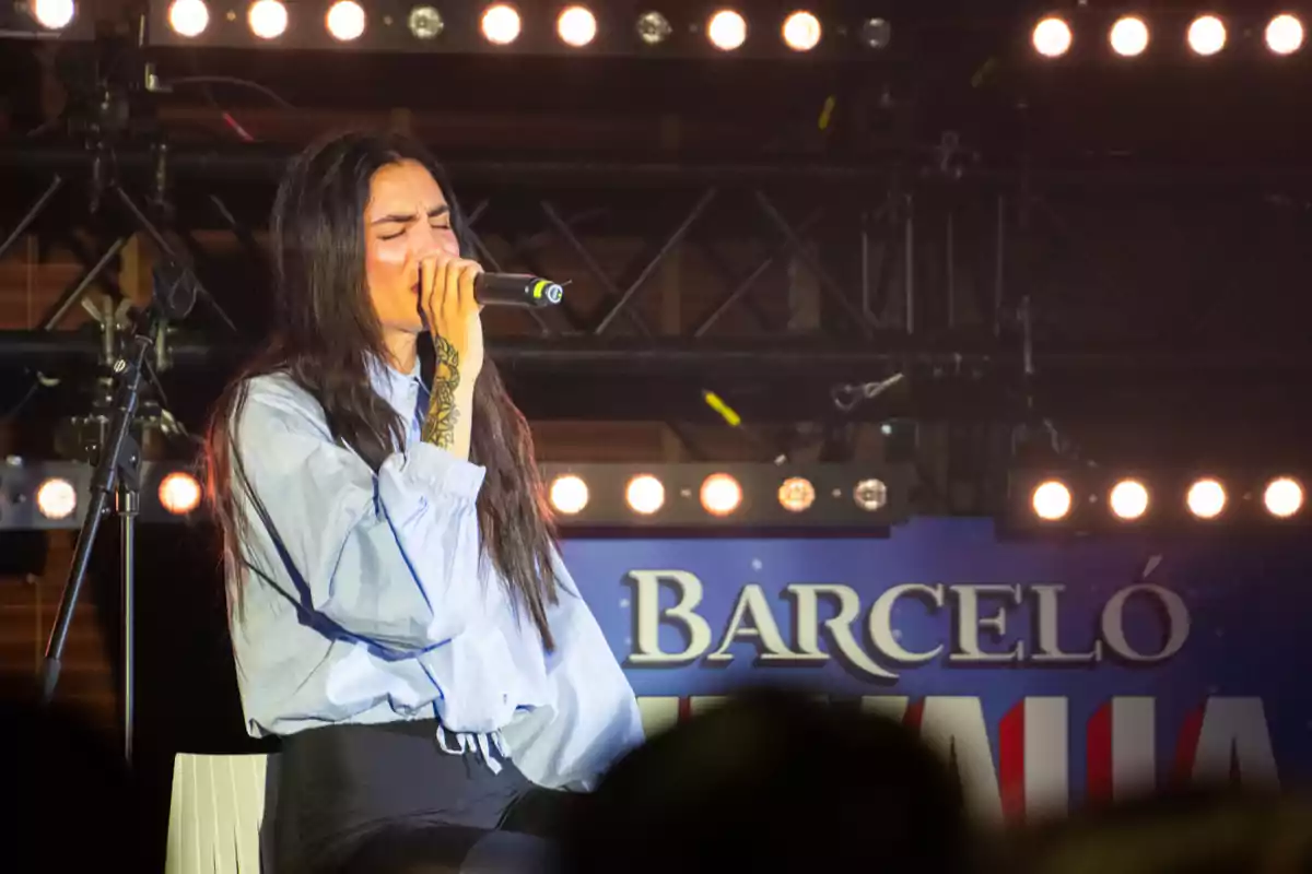 Natalia Lacunza cantant en un escenari il·luminat amb llums brillants a Nevalia de Ron Barceló. Natalia Lacunza cantant en un escenari il·luminat amb llums brillants a Nevalia de Ron Barceló.