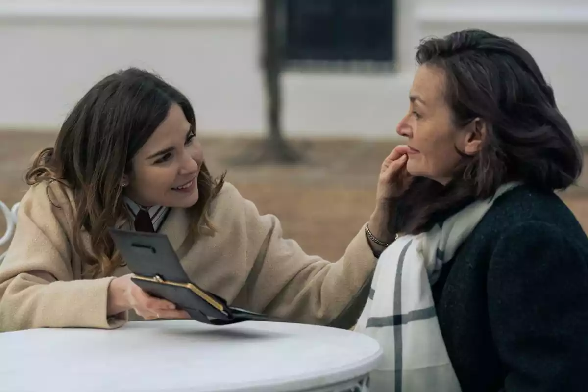 Fotografía de Natalia Sánchez sonriendo junto a una mujer en Sueños de Libertad Fotografía de Natalia Sánchez sonriendo junto a una mujer en Sueños de Libertad