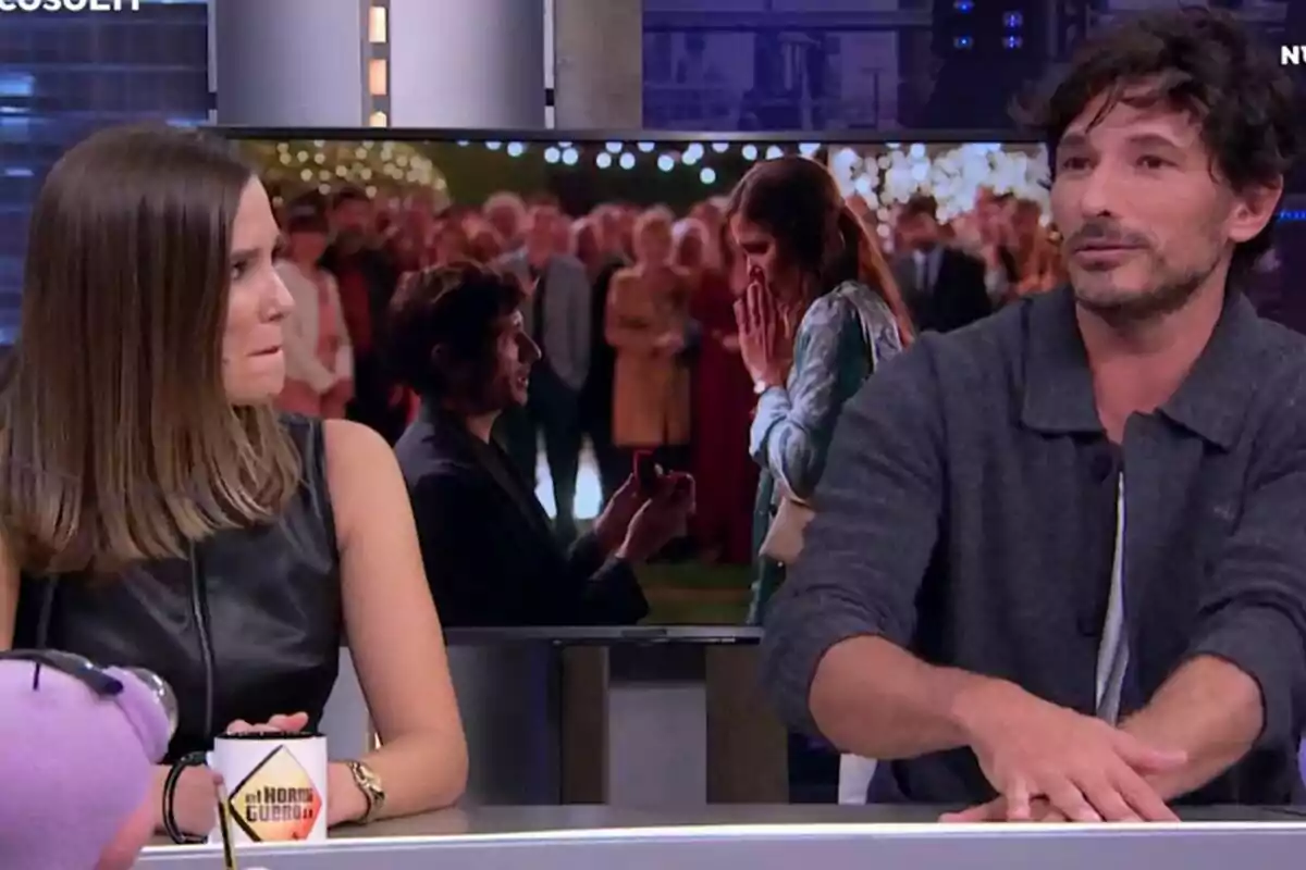 Natalia Sánchez y Andrés Velencoso conversan en El Hormiguero en mientras en el fondo se muestra una escena de una propuesta de matrimonio. Natalia Sánchez y Andrés Velencoso conversan en El Hormiguero en mientras en el fondo se muestra una escena de una propuesta de matrimonio.