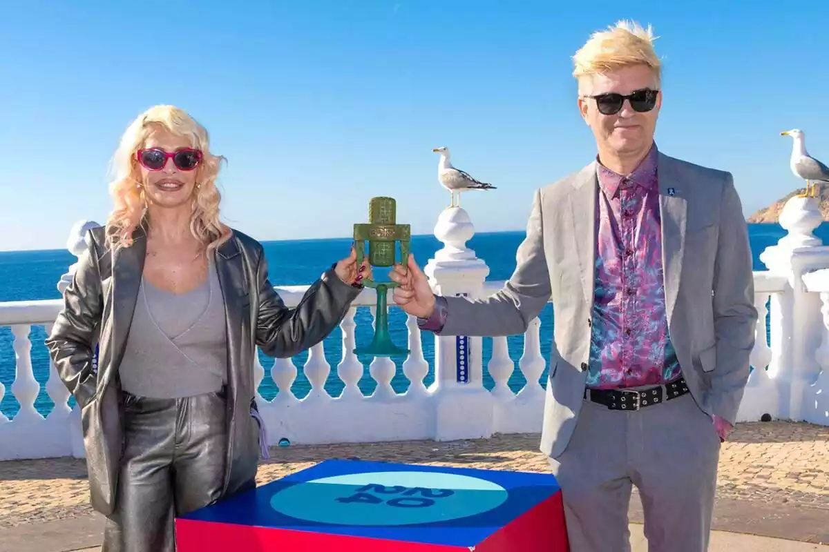Fotografía de Nebulossa posando con el micrófono de bronce como ganadores del Benidorm Fest Fotografía de Nebulossa posando con el micrófono de bronce como ganadores del Benidorm Fest