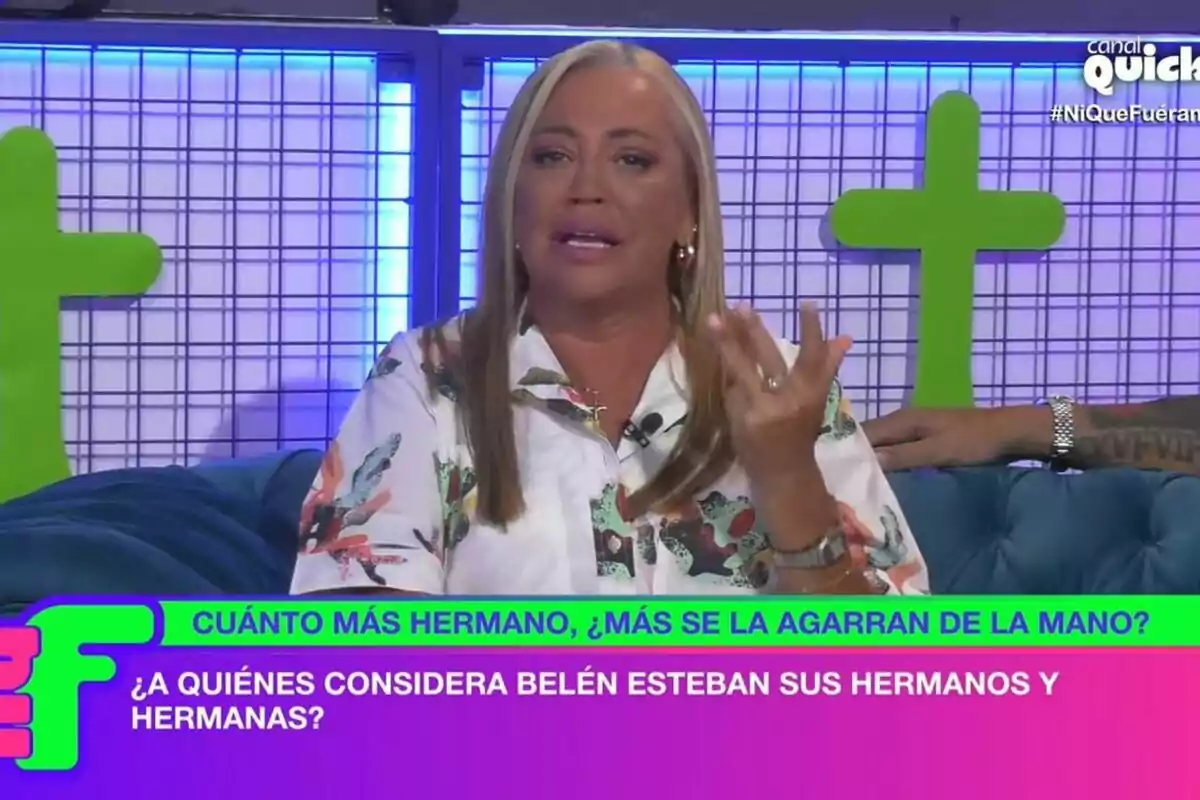 Belén Esteban con una camisa de flores está hablando en 'Ni que fuéramos', con un fondo de rejilla azul y cruces verdes, y un texto en la parte inferior. Captura del 12 de julio de 2024 Belén Esteban con una camisa de flores está hablando en 'Ni que fuéramos', con un fondo de rejilla azul y cruces verdes, y un texto en la parte inferior. Captura del 12 de julio de 2024
