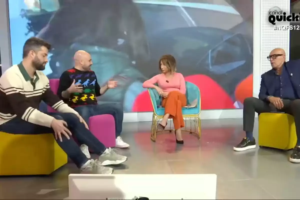 Javier de Hoyos, María Patiño, Kiko Matamoros y otra persona sentadas en un set de televisión, conversando entre ellas, con un fondo colorido y moderno. Captura de 'Ni que fuéramos' Javier de Hoyos, María Patiño, Kiko Matamoros y otra persona sentadas en un set de televisión, conversando entre ellas, con un fondo colorido y moderno. Captura de 'Ni que fuéramos'