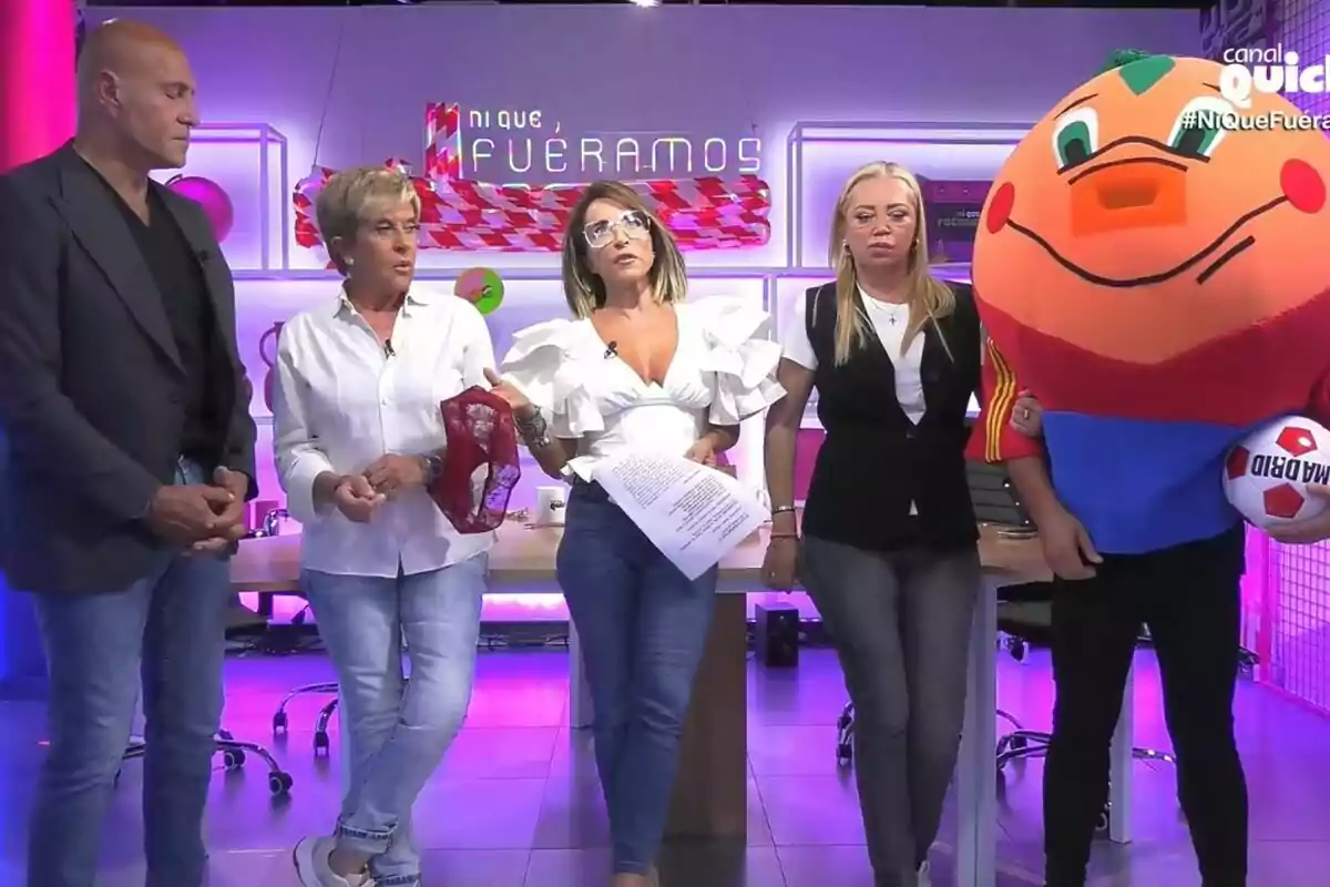 Fotografía de Kiko Matamoros, Chelo García Cortés, María Patiño, Belén Esteban y Victor Sandoval como Naranjito en Ni que fuéramos Fotografía de Kiko Matamoros, Chelo García Cortés, María Patiño, Belén Esteban y Victor Sandoval como Naranjito en Ni que fuéramos