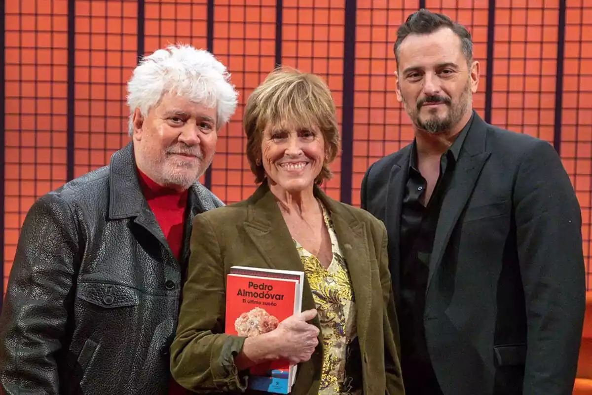 Posado de Mercedes Milá con Pedro Almodóvar y Asier Etxeandia en No sé de qué me hablas de La 1 Posado de Mercedes Milá con Pedro Almodóvar y Asier Etxeandia en No sé de qué me hablas de La 1