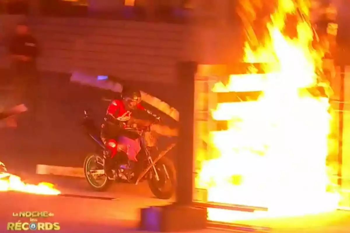 Un motorista travessa un mur en flames durant un espectacle nocturn d'acrobàcies a 'La nit dels rècords'. Un motorista travessa un mur en flames durant un espectacle nocturn d'acrobàcies a 'La nit dels rècords'.