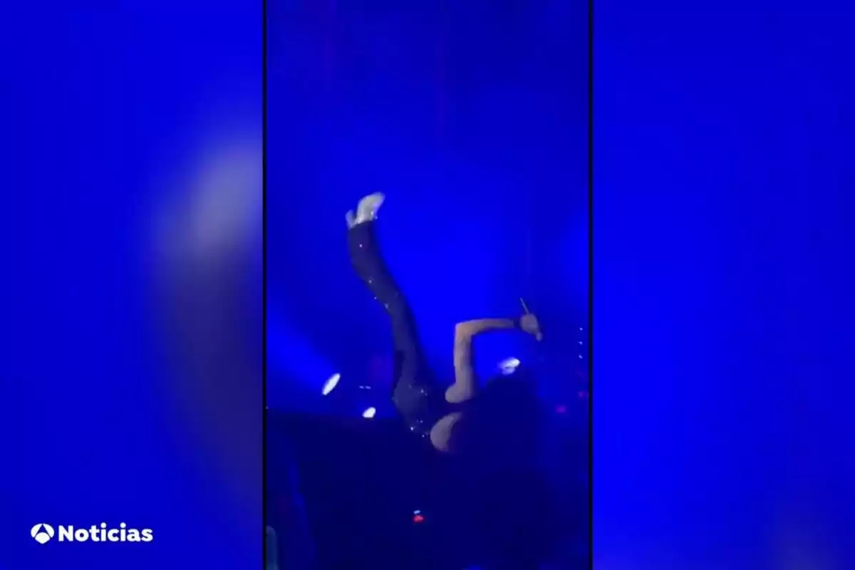 Mario Vaquerizo en el escenario realiza una acrobacia con un fondo iluminado en azul. Mario Vaquerizo en el escenario realiza una acrobacia con un fondo iluminado en azul.