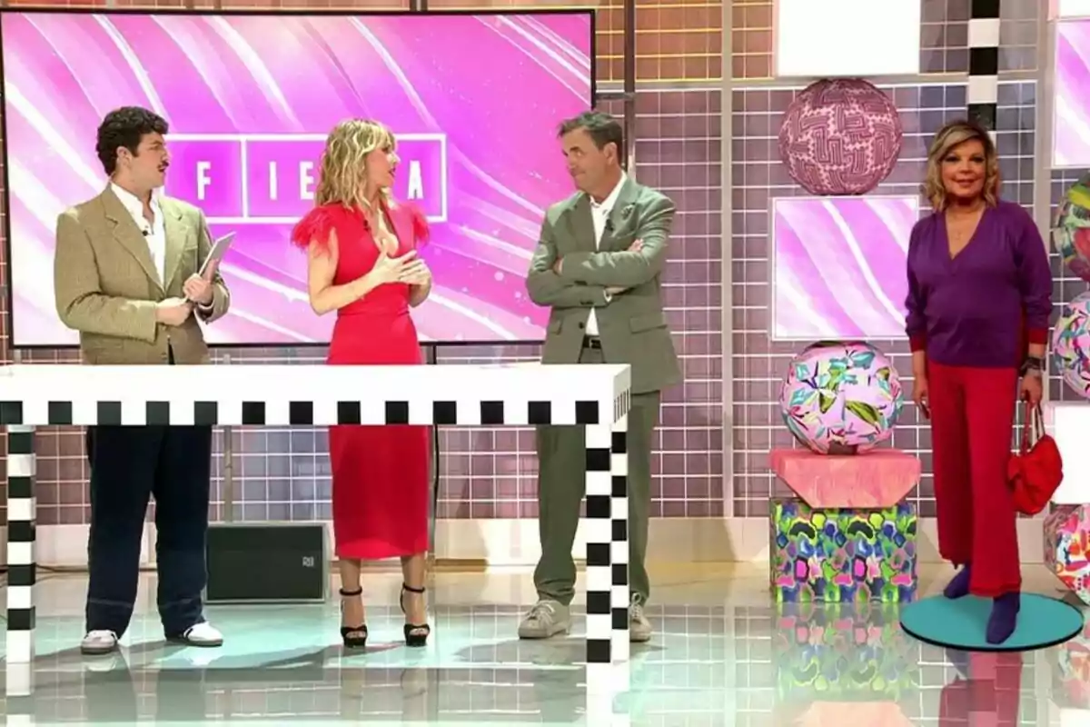 Captura del nuevo plató de Fiesta con Emma García, Antonio Montero y un corporeo de Terelu Campos Captura del nuevo plató de Fiesta con Emma García, Antonio Montero y un corporeo de Terelu Campos