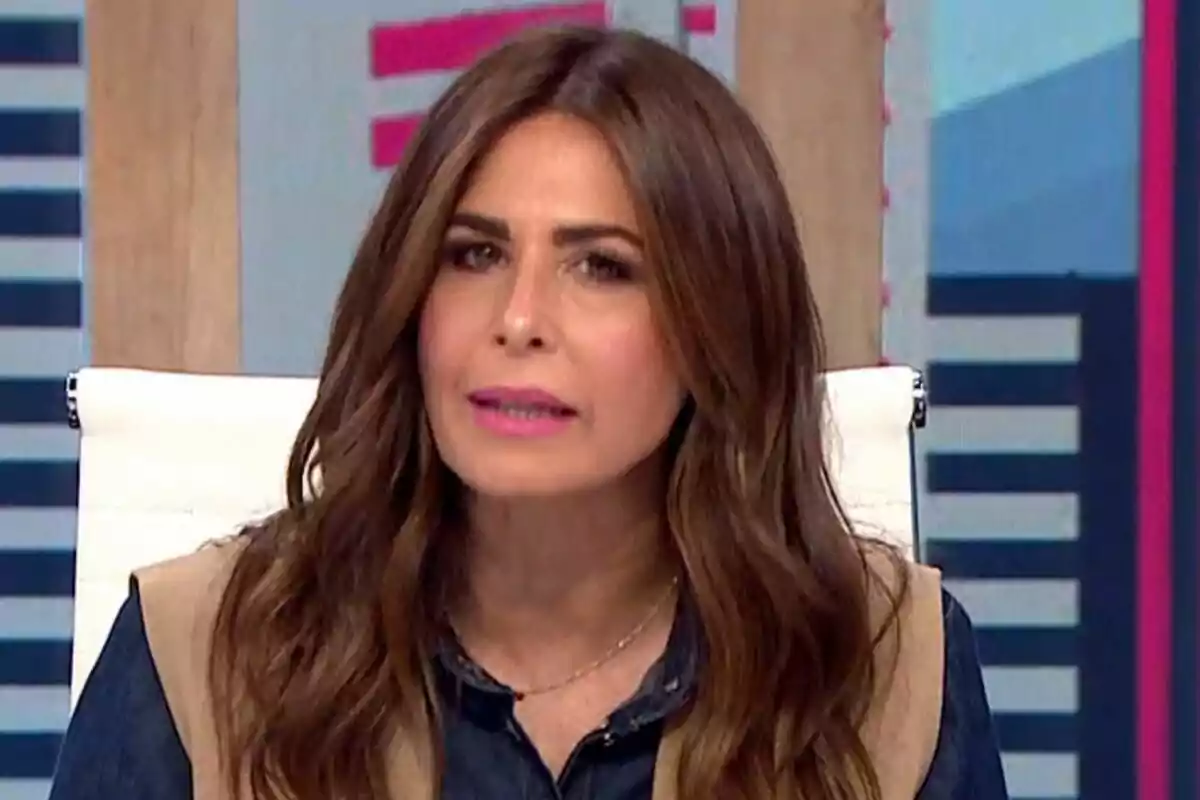 Nuria Roca de cabello largo y castaño sentada en La Roca.