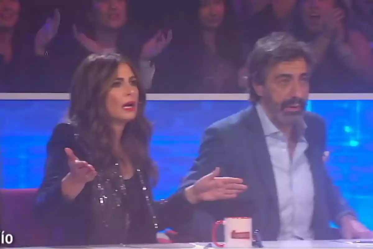 Nuria Roca i Juan del Val a El Desafío mostren expressions de sorpresa i confusió mentre el públic aplaudeix al fons. Nuria Roca i Juan del Val a El Desafío mostren expressions de sorpresa i confusió mentre el públic aplaudeix al fons.