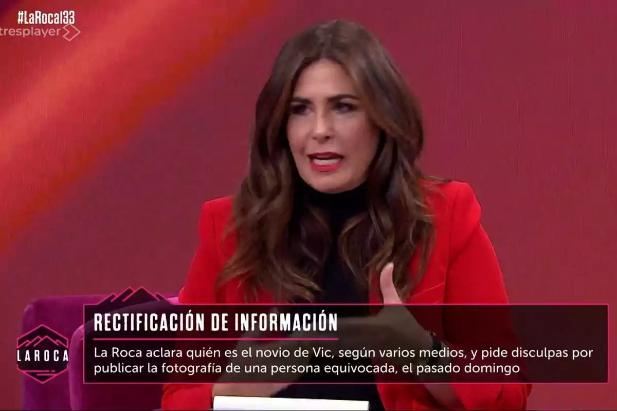 Nuria Roca con chaqueta roja habla en un programa de televisión llamado Nuria Roca con chaqueta roja habla en un programa de televisión llamado