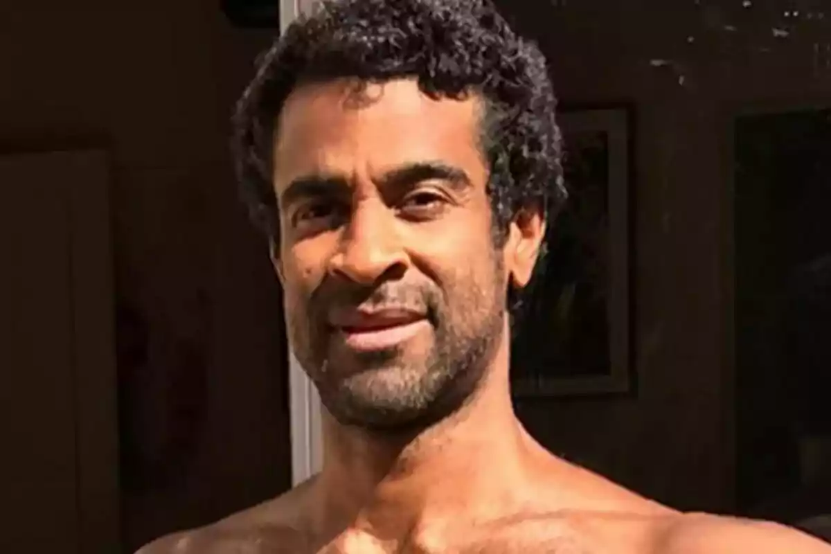Obi Ndefo de cabello rizado y barba ligera sonriendo al aire libre. Obi Ndefo de cabello rizado y barba ligera sonriendo al aire libre.
