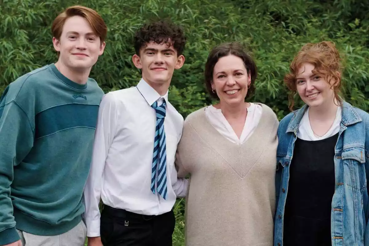 Fotografía de Olivia Colman junto a Kit Connor, Joe Locke y Alice Oseman en el rodaje de Heartstopper en Netflix Fotografía de Olivia Colman junto a Kit Connor, Joe Locke y Alice Oseman en el rodaje de Heartstopper en Netflix