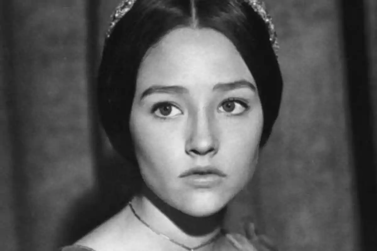 Olivia Hussey Eisley de joven con expresión seria y cabello oscuro recogido, en una fotografía en blanco y negro.