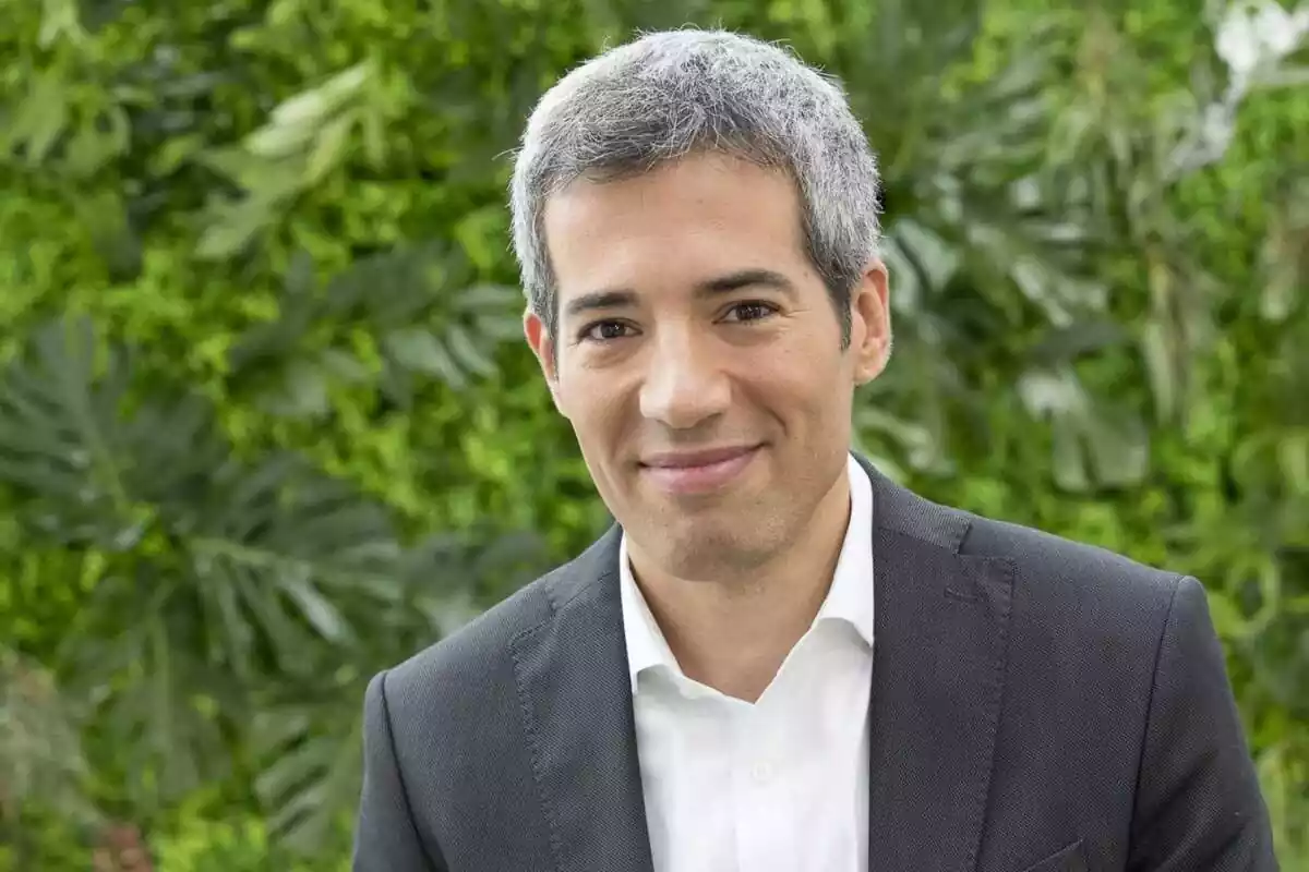 Oriol Nolis mirant a càmera com a director de RTVE Catalunya