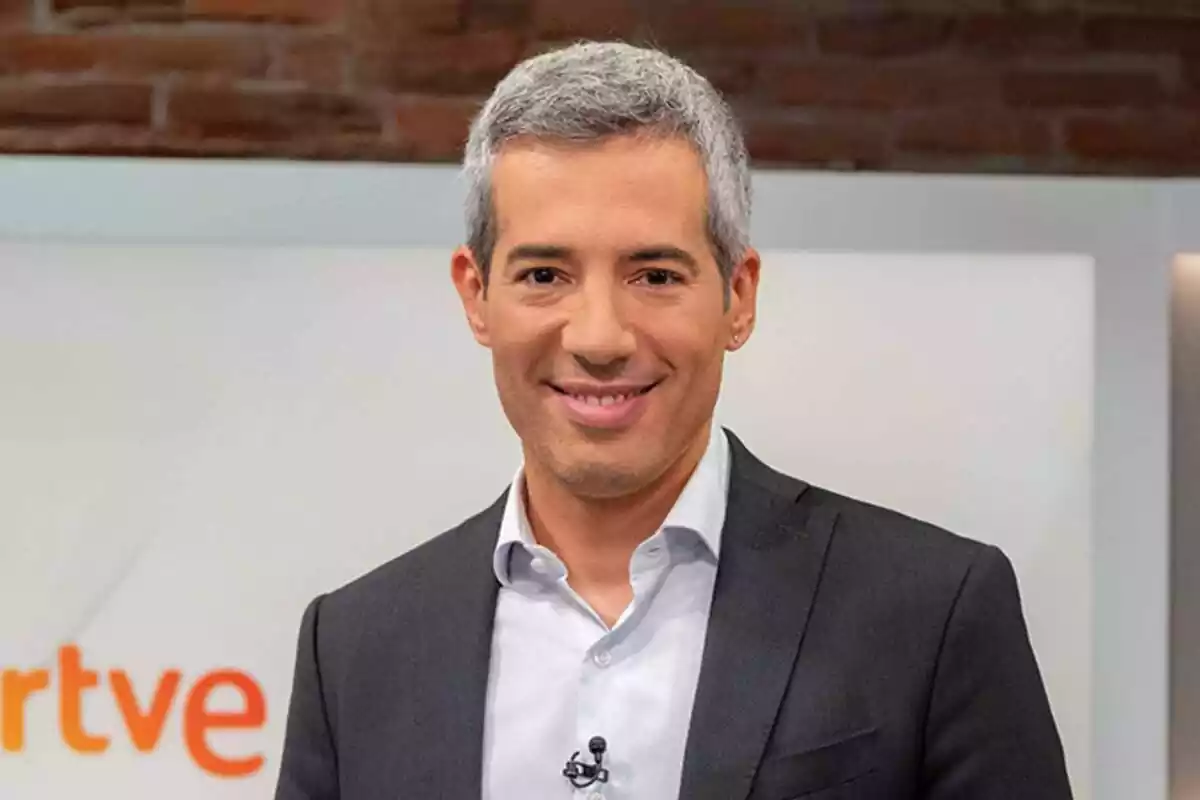 Oriol Nolis mirant a càmera com a director de RTVE Catalunya
