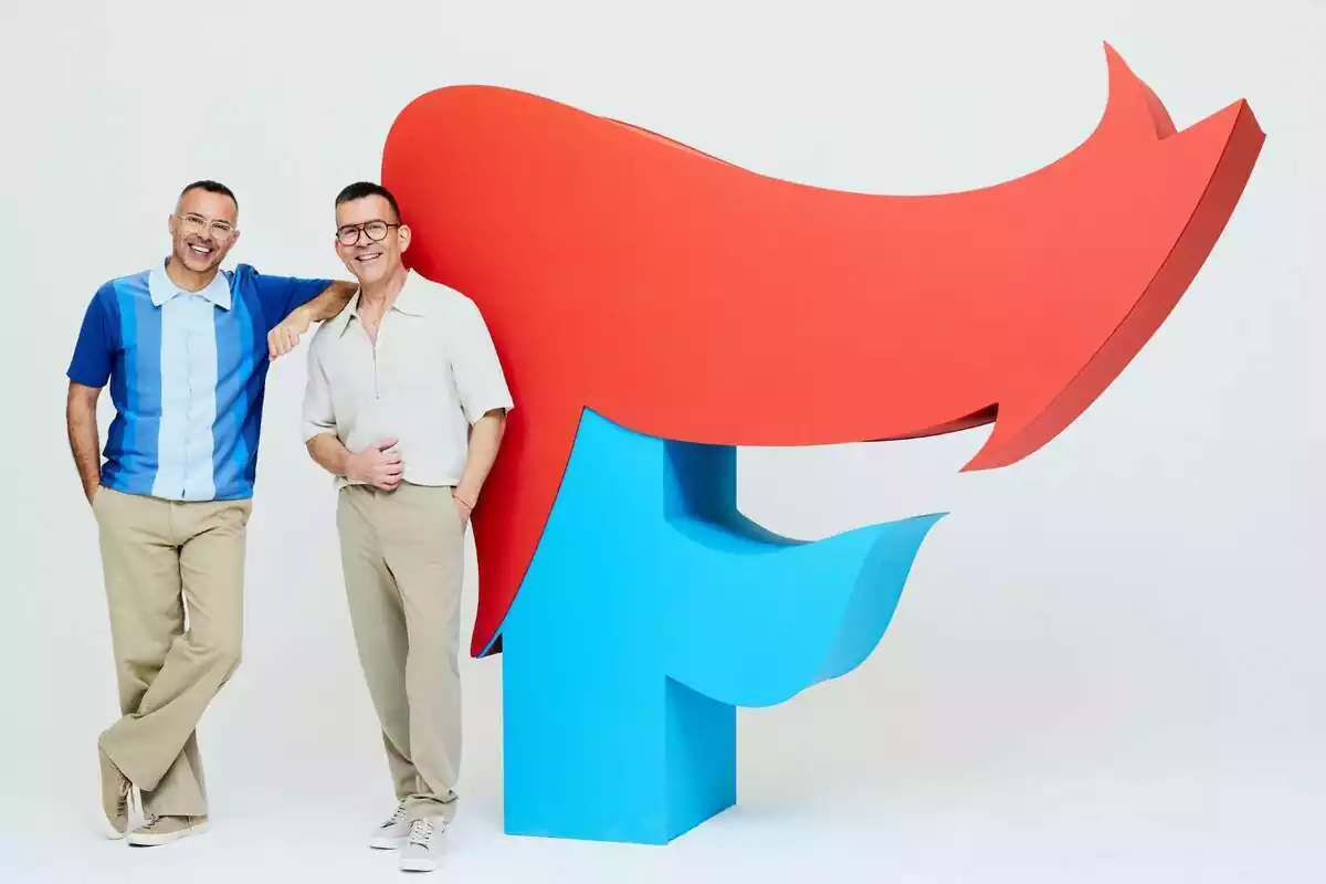 Fotografía de Óscar Cornejo y Adrián Madrid con el logo de Fabricantes Studio Fotografía de Óscar Cornejo y Adrián Madrid con el logo de Fabricantes Studio