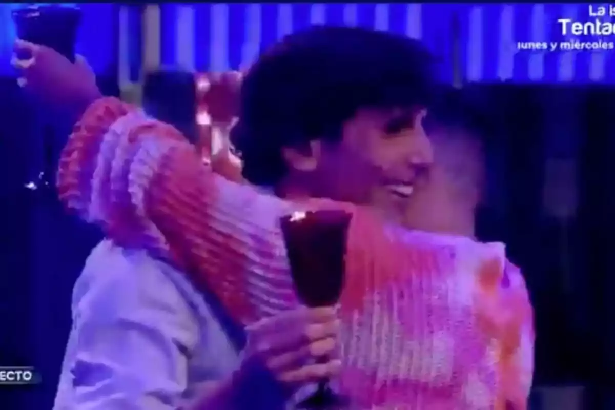 Miguel Frigenti abraza a Óscar Landa tras su salvación Miguel Frigenti abraza a Óscar Landa tras su salvación