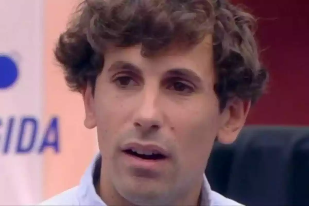 Óscar Landa con expresión pensativa y cabello rizado.