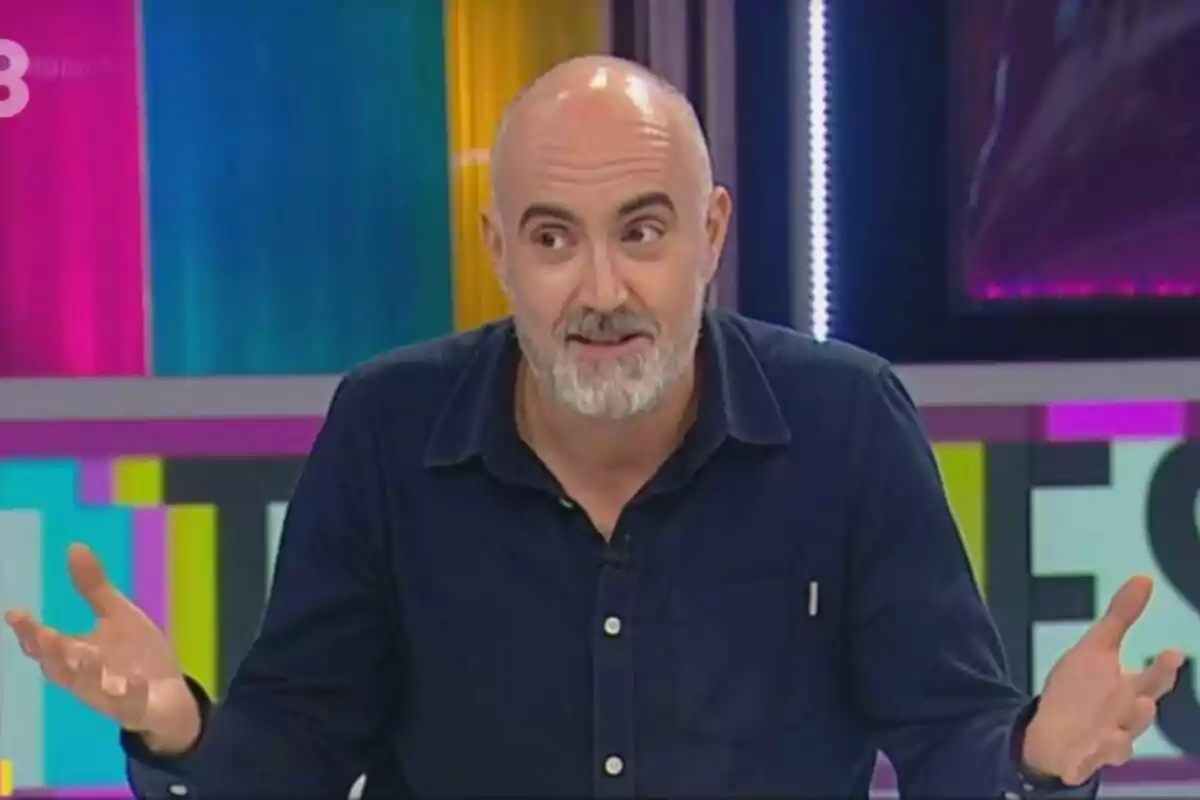 Òscar Moré amb barba blanca gesticula amb les mans mentre està assegut a Tot es mou. Òscar Moré amb barba blanca gesticula amb les mans mentre està assegut a Tot es mou.