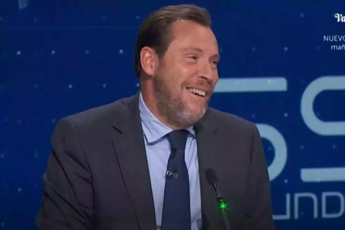 Óscar Puente con barba y traje sonriendo mientras habla en 59 segundos. Óscar Puente con barba y traje sonriendo mientras habla en 59 segundos.