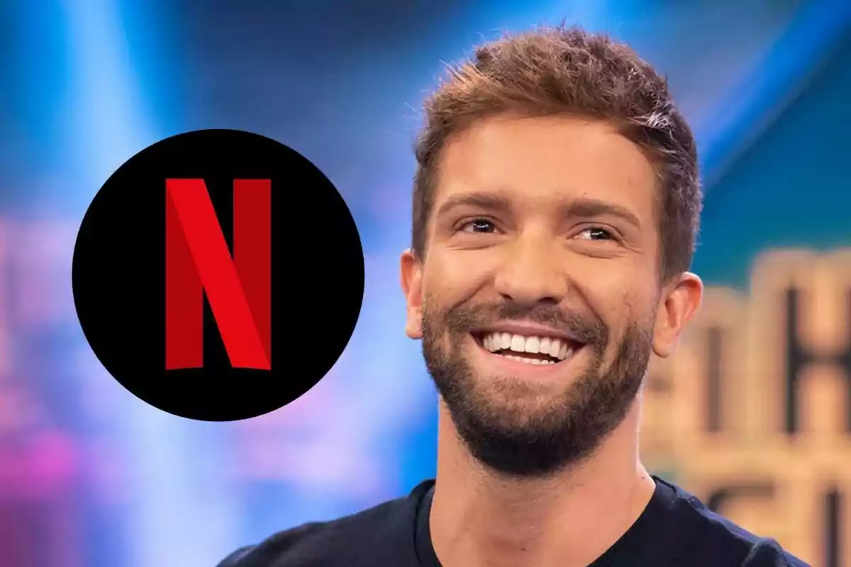 Pablo Alborán sonriente con barba y cabello corto junto al logo de Netflix en un fondo colorido.