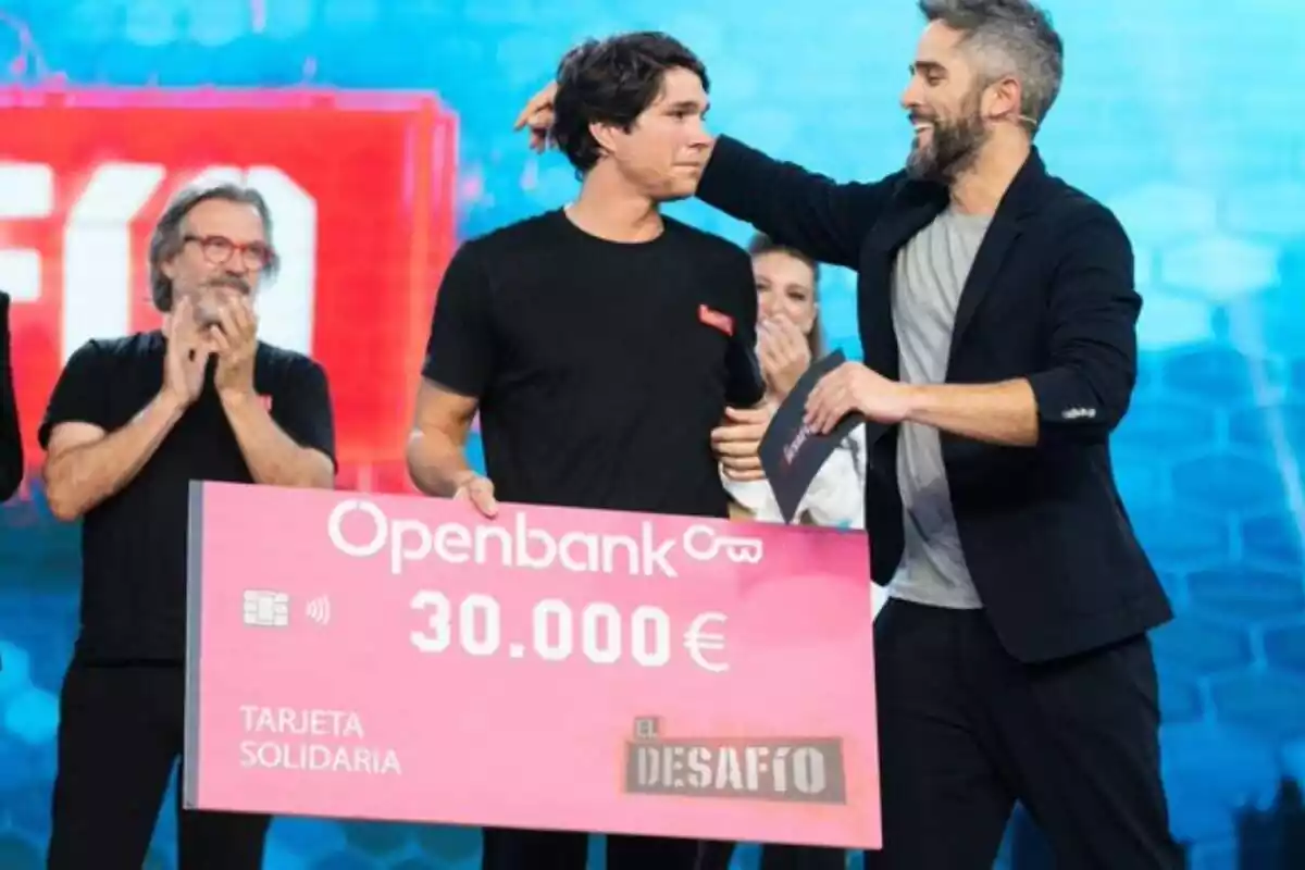 Captura de Pablo Castellano como ganador de El Desafío con el cheque junto a Roberto Leal en Antena 3 Captura de Pablo Castellano como ganador de El Desafío con el cheque junto a Roberto Leal en Antena 3