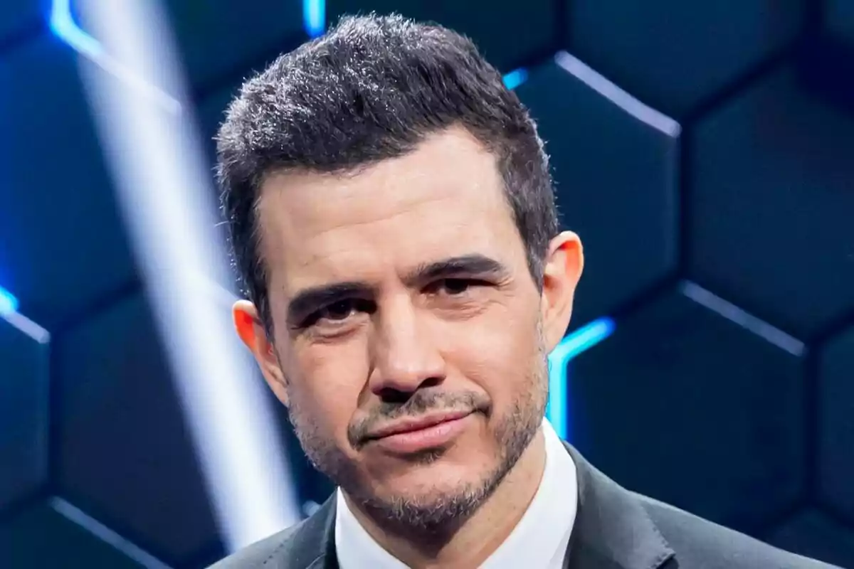 Primer plano de Pablo González Batista en la presentación de Caiga Quien Caiga.