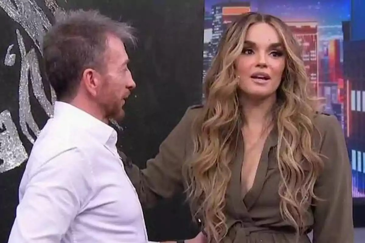Pablo Motos i Melody conversen en un plató d’El Hormiguero amb un fons de ciutat il·luminada