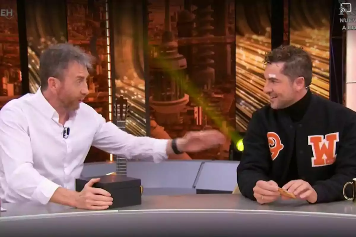 David Bisbal y Pablo Motos conversan en El Hormiguero, una de ellas lleva una camisa blanca y la otra una chaqueta negra con una letra David Bisbal y Pablo Motos conversan en El Hormiguero, una de ellas lleva una camisa blanca y la otra una chaqueta negra con una letra
