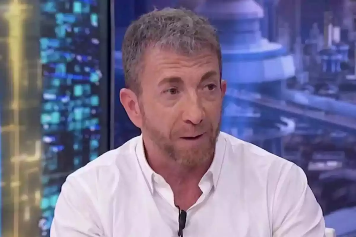 Pablo Motos con barba y cabello corto en el plató de El Hormiguero. Pablo Motos con barba y cabello corto en el plató de El Hormiguero.