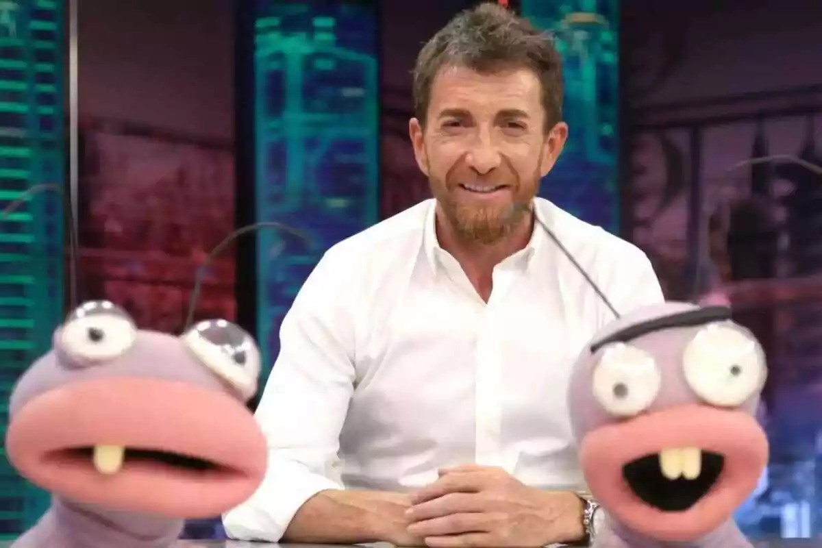 Pablo Motos sonriente en el plató de ‘El Hormiguero’