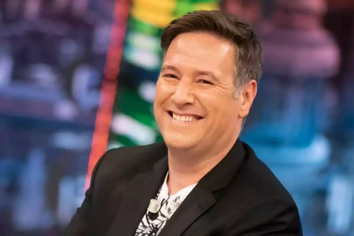 Fotografia de Carlos Sobera somrient al plató d'El Hormiguero d'Antena 3 Fotografia de Carlos Sobera somrient al plató d'El Hormiguero d'Antena 3