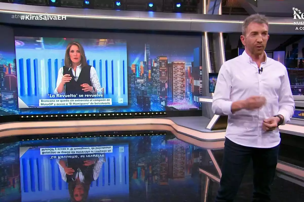 Pablo Motos está de pie en El Hormiguero con una gran pantalla detrás que muestra a Silvia Intxaurrondo hablando en La Hora de La 1. Pablo Motos está de pie en El Hormiguero con una gran pantalla detrás que muestra a Silvia Intxaurrondo hablando en La Hora de La 1.