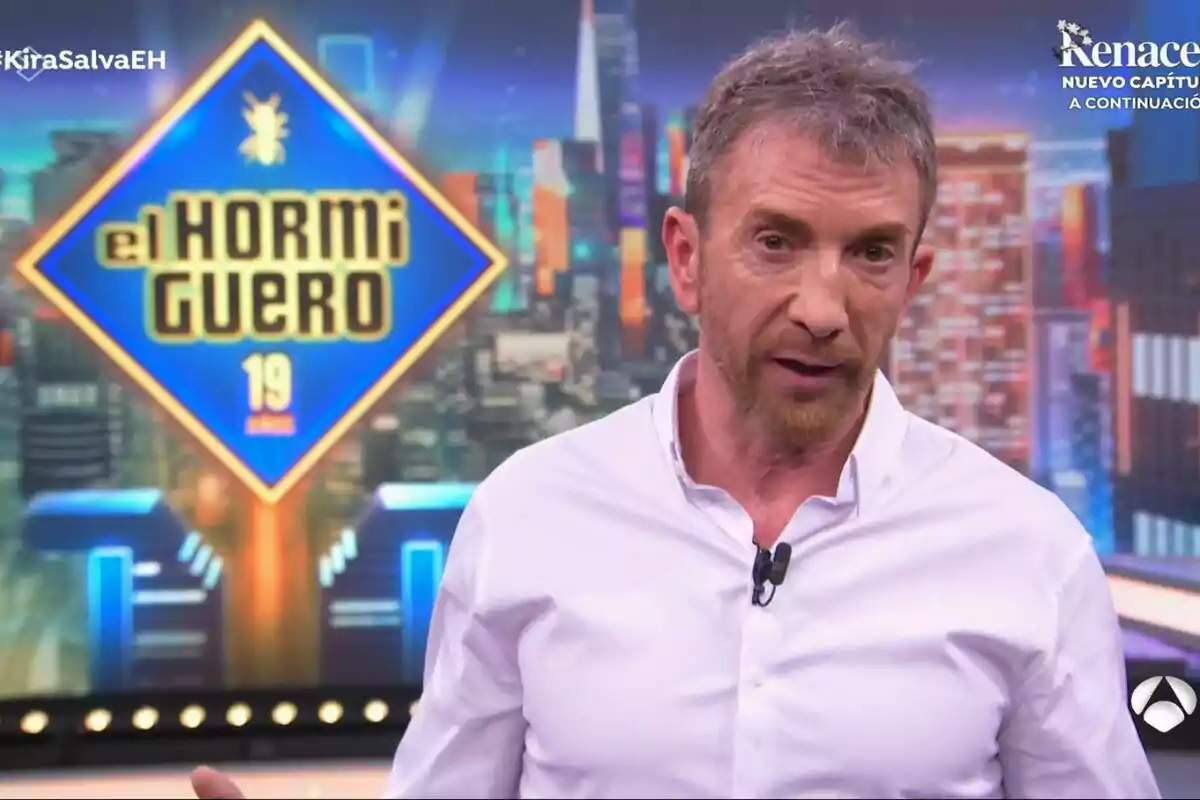 Pablo Motos con camisa blanca está hablando en un programa de televisión llamado Pablo Motos con camisa blanca está hablando en un programa de televisión llamado