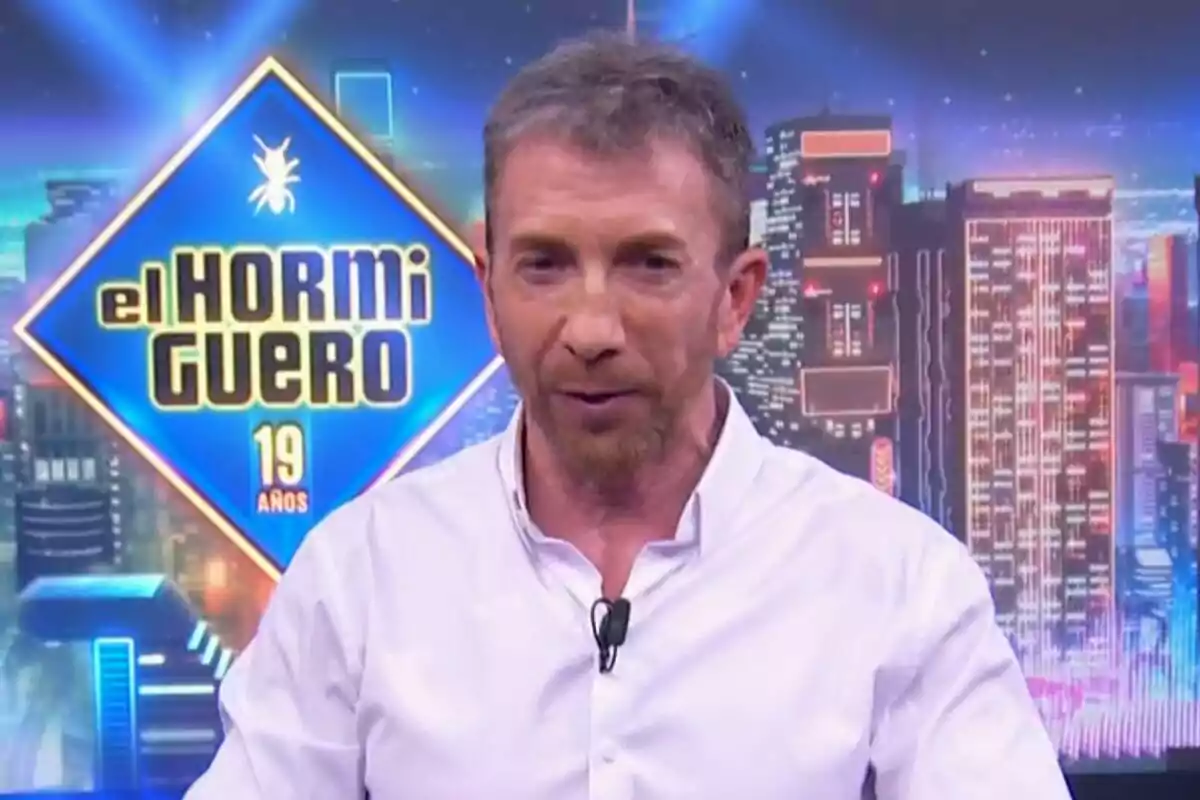 Pavlo Motos en un set colorit amb el logotip de 