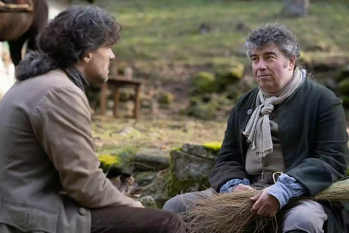Toni Salgado i Pako Revueltas vestits amb roba d'època conversen a l'aire lliure en un entorn natural a Valle Salvaje. Toni Salgado i Pako Revueltas vestits amb roba d'època conversen a l'aire lliure en un entorn natural a Valle Salvaje.