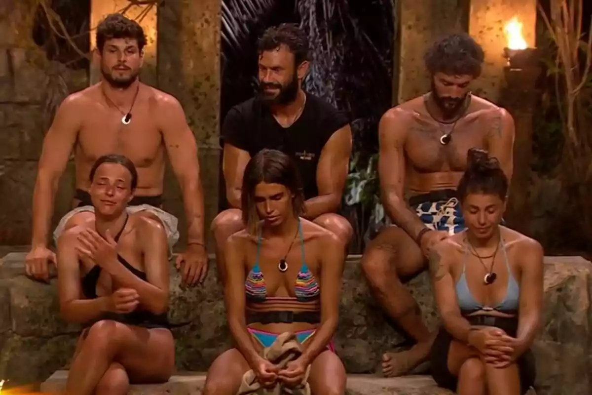 Captura de Marta Peñate, Lola Mencía, Sofía Suesun, Jorge Pérez, Logan Sampedro y Alejandro Nieto en una estructura de piedra en un entorno selvático en la palapa de Supervivientes, algunas con expresiones serias y otras con expresiones pensativas, todas llevan collares con colgantes. Captura de Marta Peñate, Lola Mencía, Sofía Suesun, Jorge Pérez, Logan Sampedro y Alejandro Nieto en una estructura de piedra en un entorno selvático en la palapa de Supervivientes, algunas con expresiones serias y otras con expresiones pensativas, todas llevan collares con colgantes.