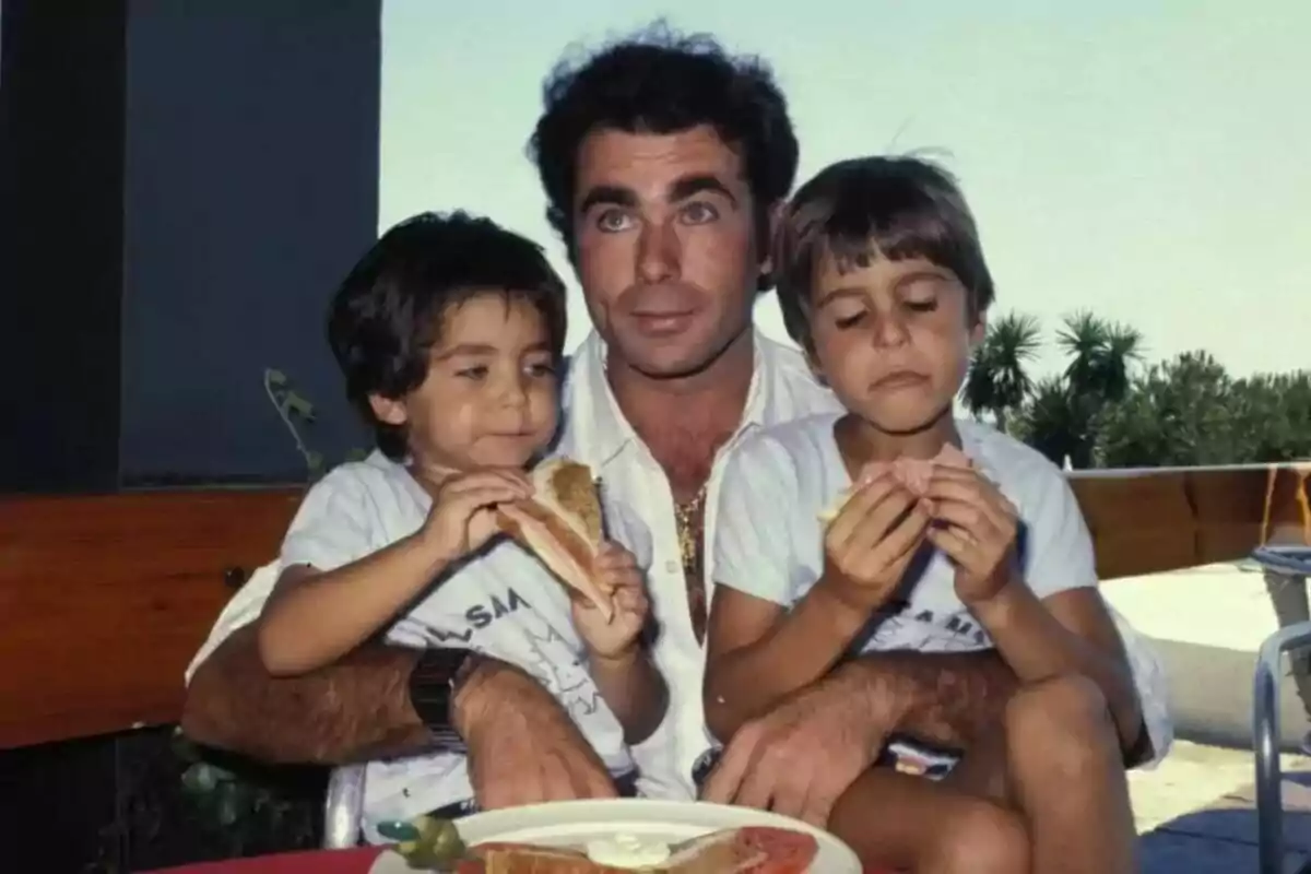 Fotografía de Paquirri con sus hijos Fotografía de Paquirri con sus hijos