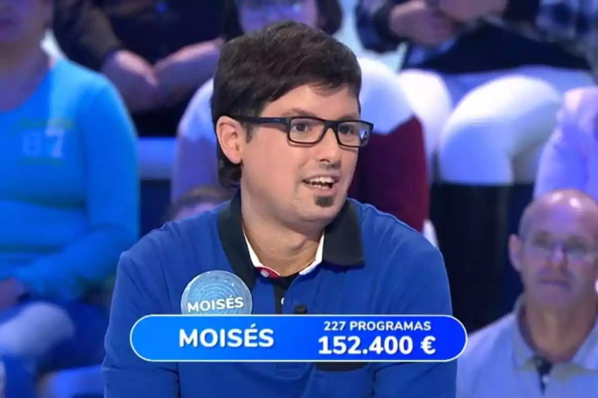 Captura de 'Pasapalabra' con Moisés Laguardia hablando con un polo azul y negro el 17 de abril de 2024 Captura de 'Pasapalabra' con Moisés Laguardia hablando con un polo azul y negro el 17 de abril de 2024