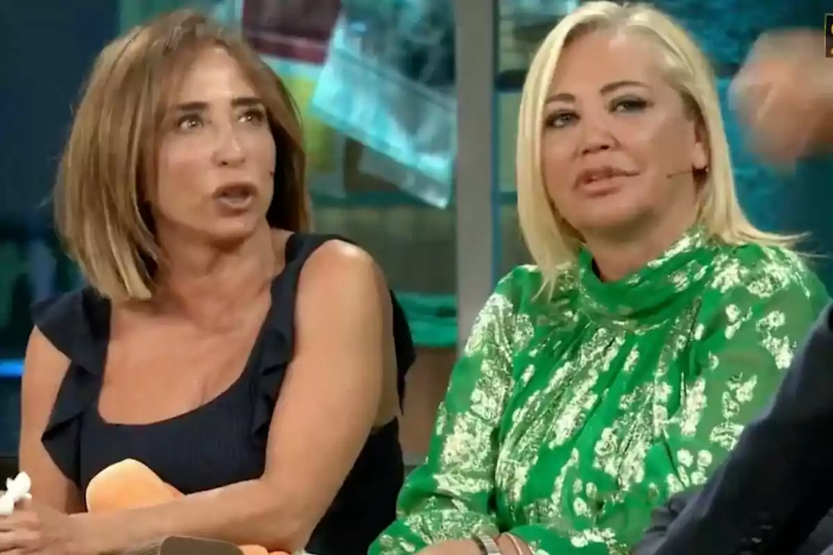 María Patiño i Belén Esteban assegudes a 'La Revuelta', una amb vestit negre i l'altra amb vestit verd, ambdues semblen estar participant en una conversa.