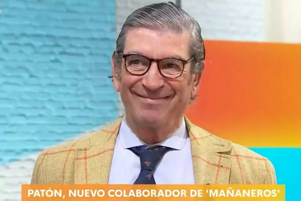 José Manuel Díaz-Patón con gafas y traje sonríe en Mañaneros frente a un fondo colorido con un texto en la parte inferior. José Manuel Díaz-Patón con gafas y traje sonríe en Mañaneros frente a un fondo colorido con un texto en la parte inferior.