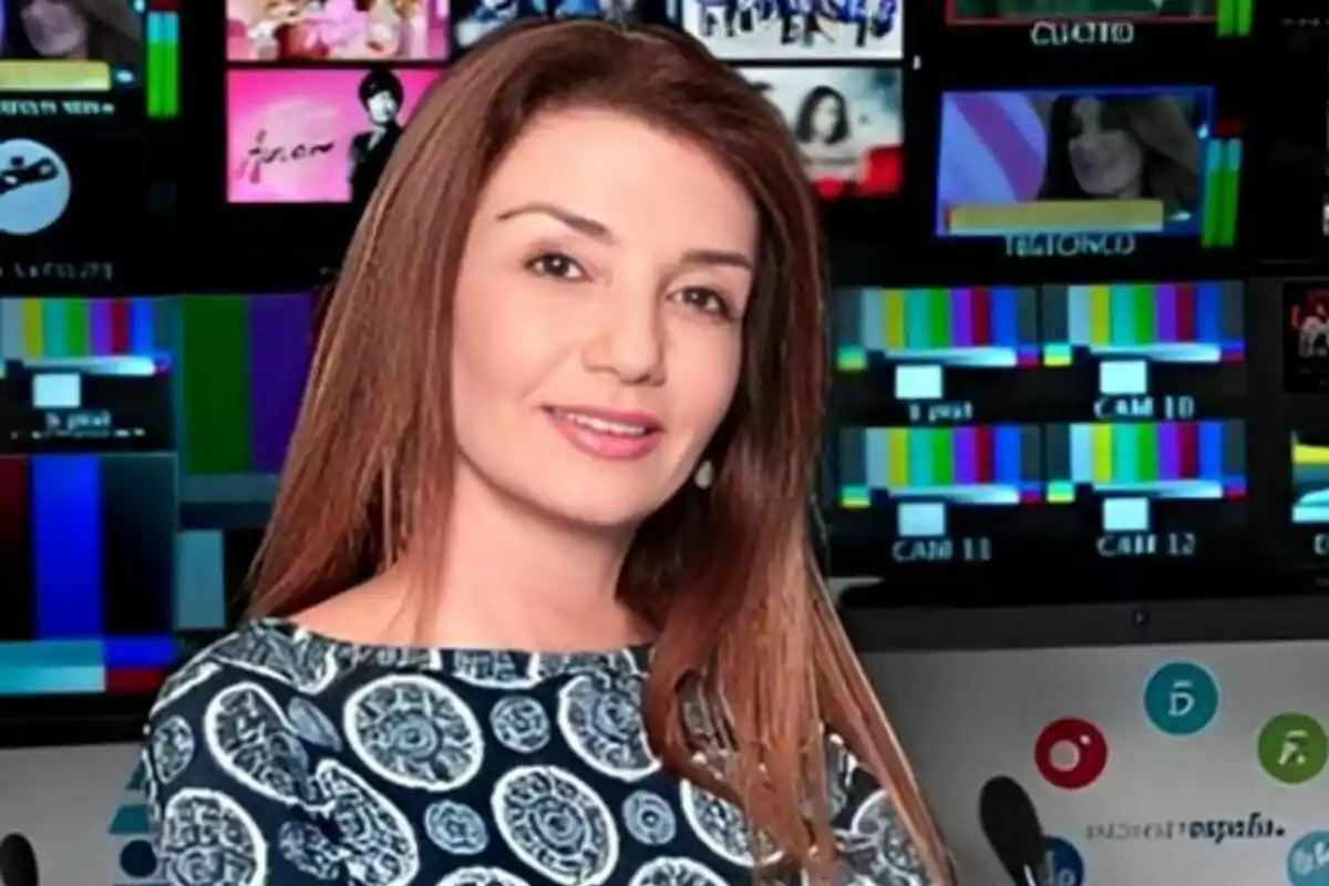 Patricia Marco de cabell castany i vestit amb estampat geomètric somriu davant d'un fons de pantalles de televisió en un estudi de gravació a Mediaset. Patricia Marco de cabell castany i vestit amb estampat geomètric somriu davant d'un fons de pantalles de televisió en un estudi de gravació a Mediaset.