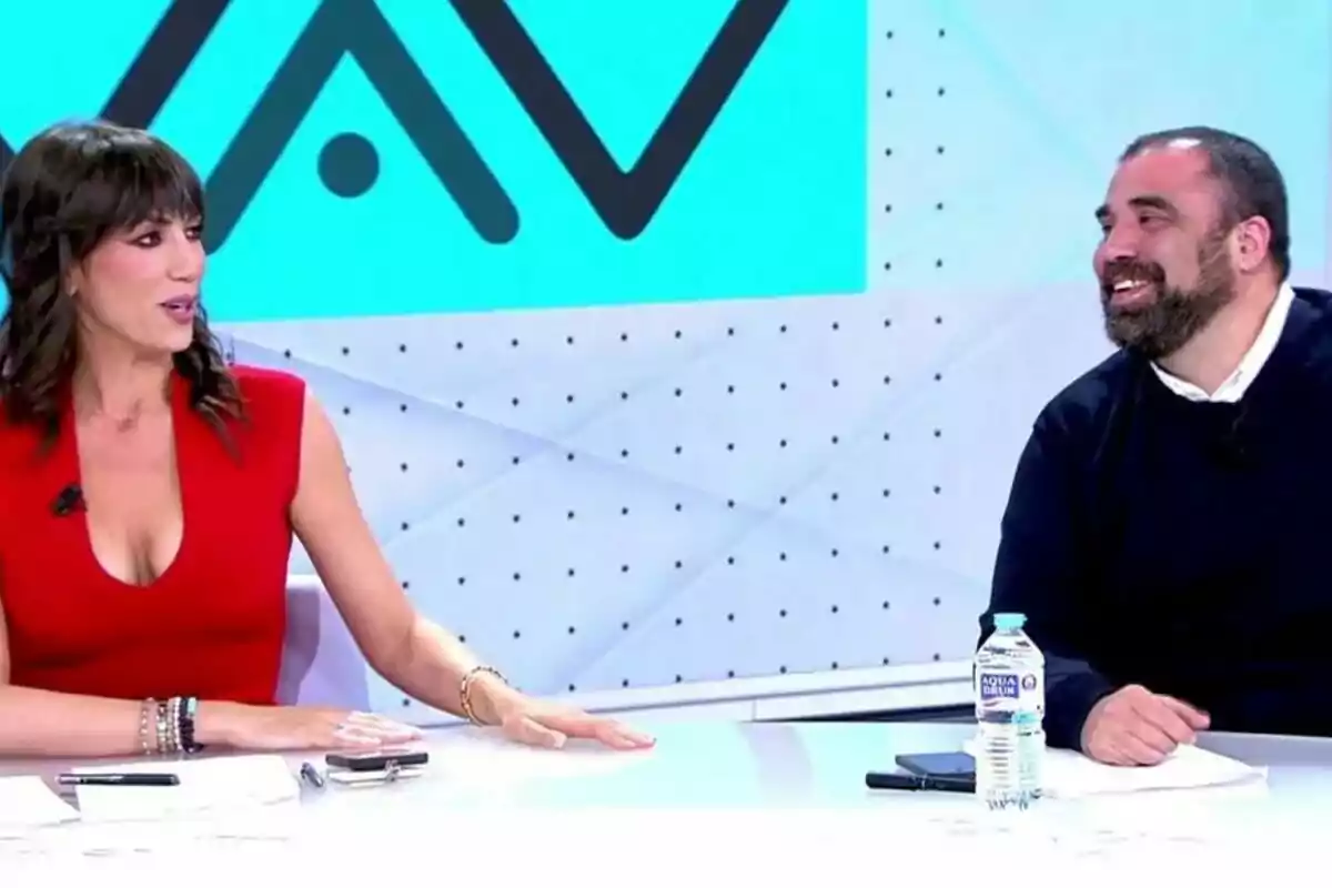 Patricia Pardo y Dani Montero sentadas en Vamos a ver conversando y sonriendo, con una botella de agua sobre la mesa. Patricia Pardo y Dani Montero sentadas en Vamos a ver conversando y sonriendo, con una botella de agua sobre la mesa.