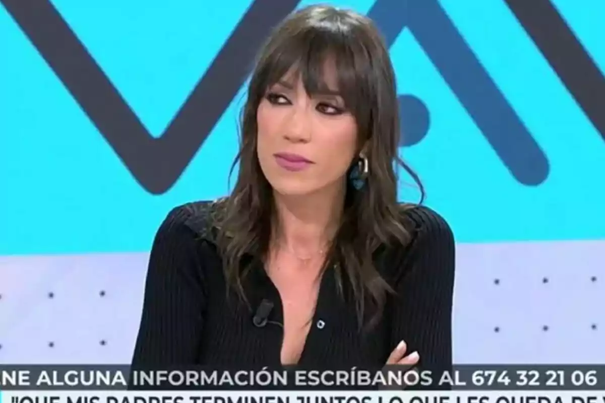 Patricia Pardo con cabello oscuro y flequillo muy emocionada en el plató de Vamos a ver con fondo azul y texto en la parte inferior. Patricia Pardo con cabello oscuro y flequillo muy emocionada en el plató de Vamos a ver con fondo azul y texto en la parte inferior.