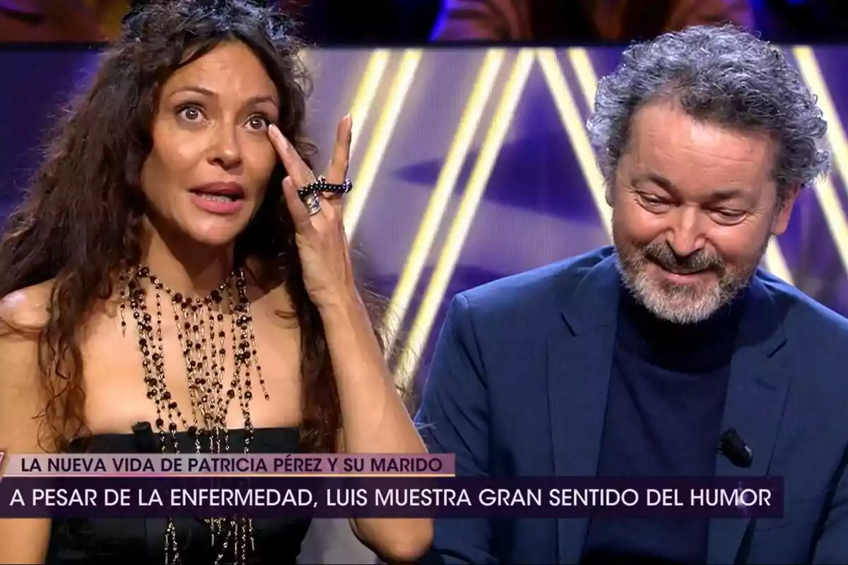 Patricia Pérez amb cabell arrissat i Luis Canut amb barba estan asseguts junts a De Viernes, ella sembla emocionada mentre ell somriu. Patricia Pérez amb cabell arrissat i Luis Canut amb barba estan asseguts junts a De Viernes, ella sembla emocionada mentre ell somriu.