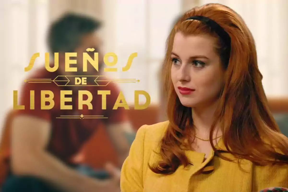Paula de la Nieta pèl-roja amb un vestit groc apareix en primer pla mentre un home desenfocat està al fons amb el text "Sueños de Libertad" sobre la imatge.