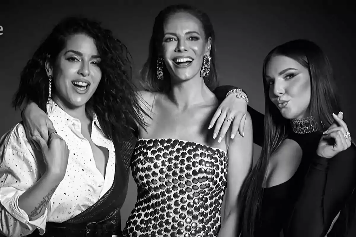 Paula Vázquez, Ruth Lorenzo i Inés Hernand posant juntes i somrient en una foto en blanc i negre com a presentadores del Benidorm Fest.