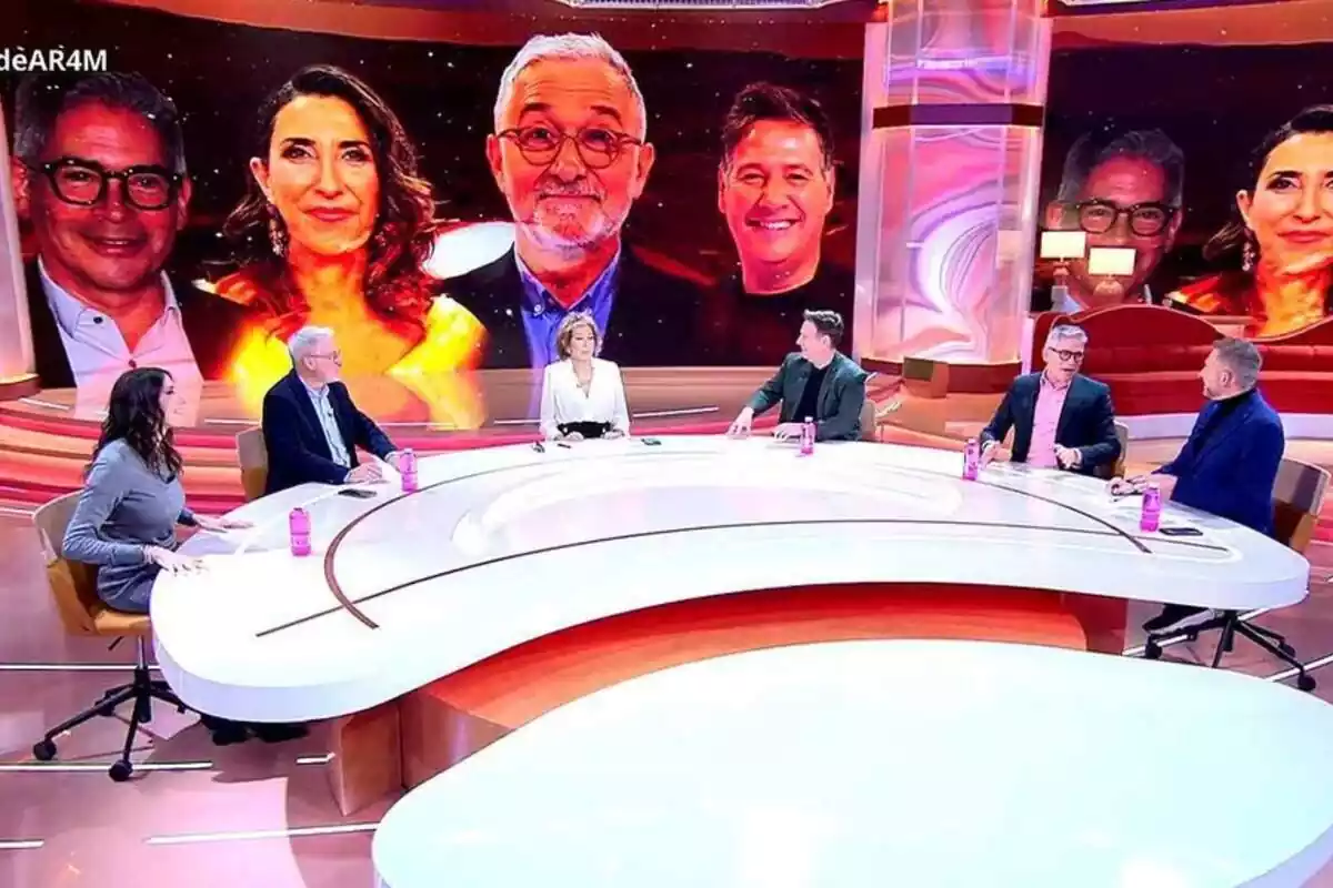 Captura del plató de TardeAR con un reencuentro de Crónicas Marcianas con Xavier Sardà, Paz Padilla, Boris Izaguirre, Carlos Latre y Frank Blanco junto a Ana Rosa Quintana Captura del plató de TardeAR con un reencuentro de Crónicas Marcianas con Xavier Sardà, Paz Padilla, Boris Izaguirre, Carlos Latre y Frank Blanco junto a Ana Rosa Quintana